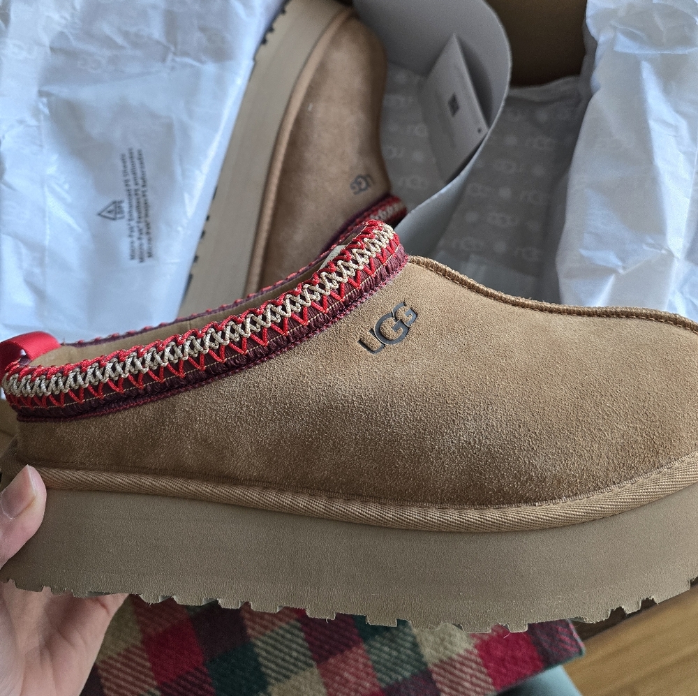 Women's Ugg Tazz - brand new in box size 10